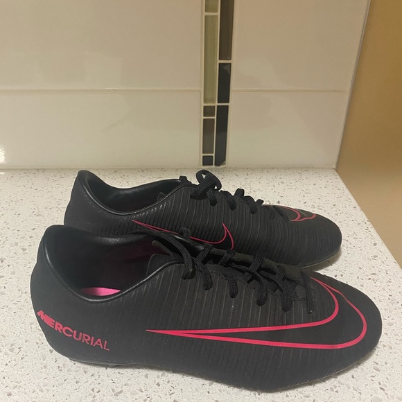 Boys Nike Cleats - Picture 2 of 4